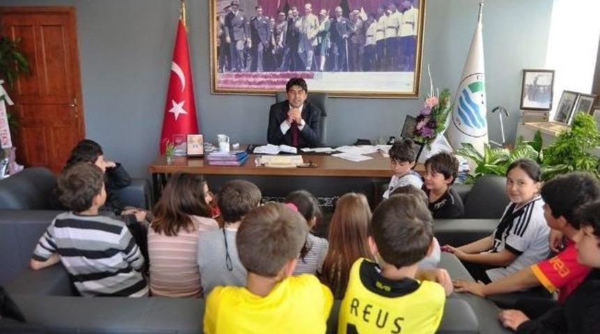 Fo&ccedil;alı &Ouml;ğrencilerden Başkanı Terleten Sorular