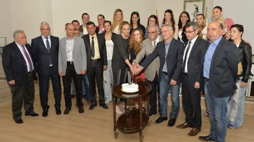 Başkan G&ouml;khan, &Ccedil;anakkale Belediyesporlu Oyuncularla Bir Araya Geldi