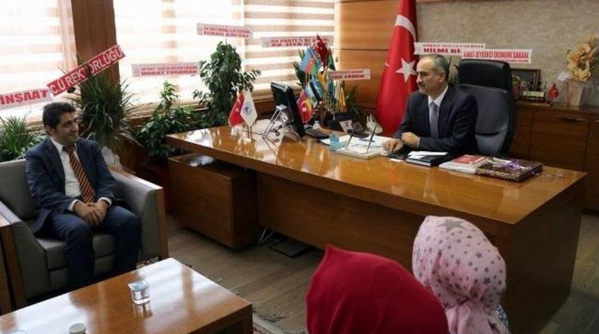Sivas Belediye Başkanı Aydın &Ouml;ğrencilere Tablet Bilgisayar Hediye Etti