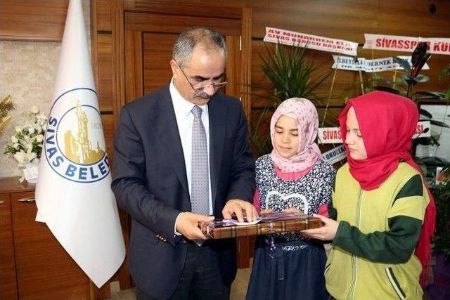 Sivas Belediye Başkanı Aydın &Ouml;ğrencilere Tablet Bilgisayar Hediye Etti 2