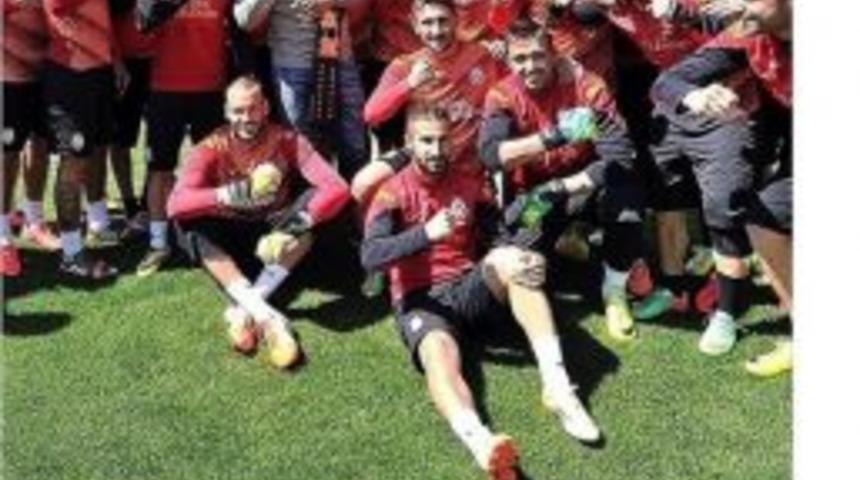 Şampiyon Kikboks&ccedil;u Galatasaray'ı Ziyaret Etti