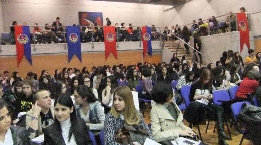 Sanko Koleji &Ouml;ğrencileri &lsquo;gen&ccedil; Eleştirmenler Sempozyumu&rsquo;nda