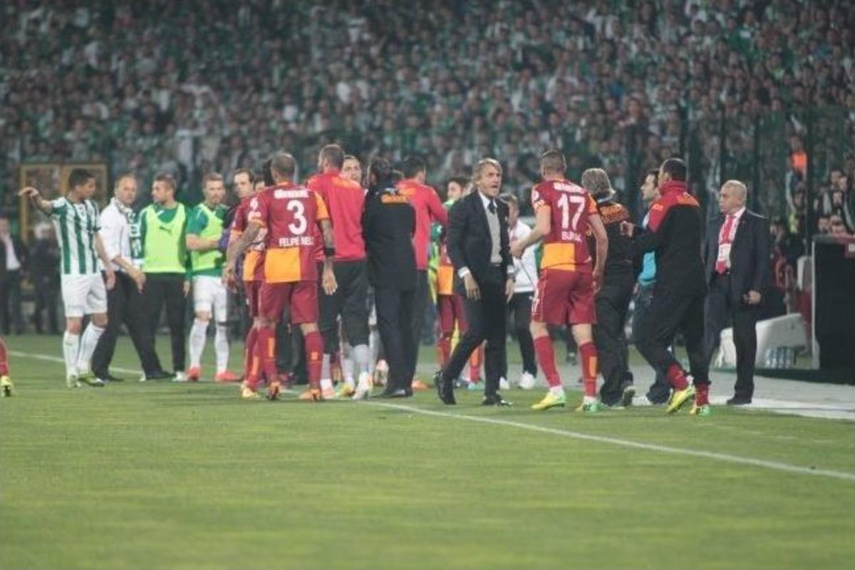 Bursaspor - Galatasaray Ma&ccedil;ında Gerginlik