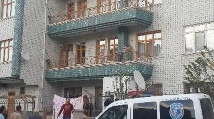 Berber Kalfası Evinde İntihar Etti