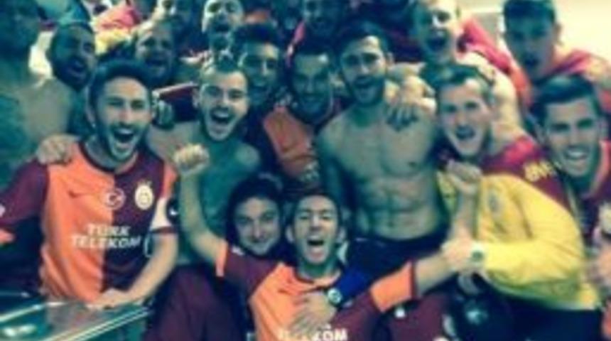 Galatasaraylı Futbolculardan Galibiyet Pozu