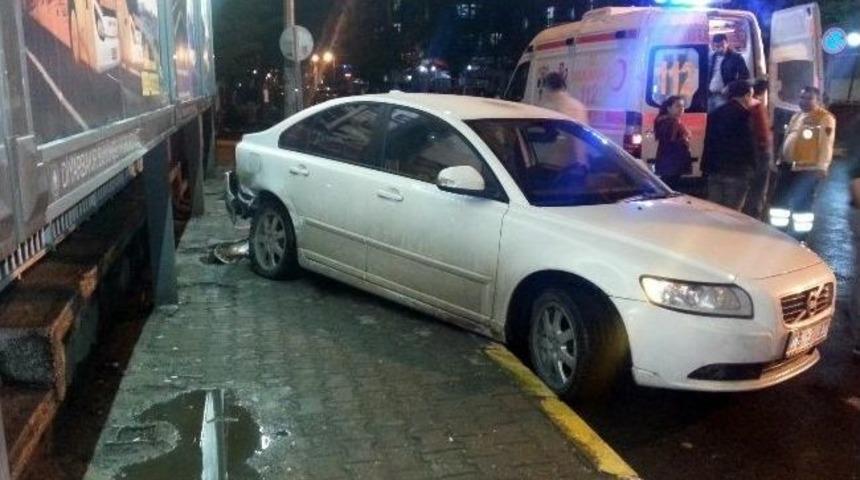 Diyarbakır'da Kaza Yapan S&uuml;r&uuml;c&uuml; Şoka Girdi