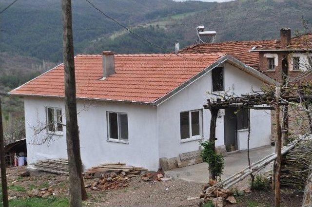 Demirci'de Evi Yanan Vatandaşa Devlet Sahip Çıktı