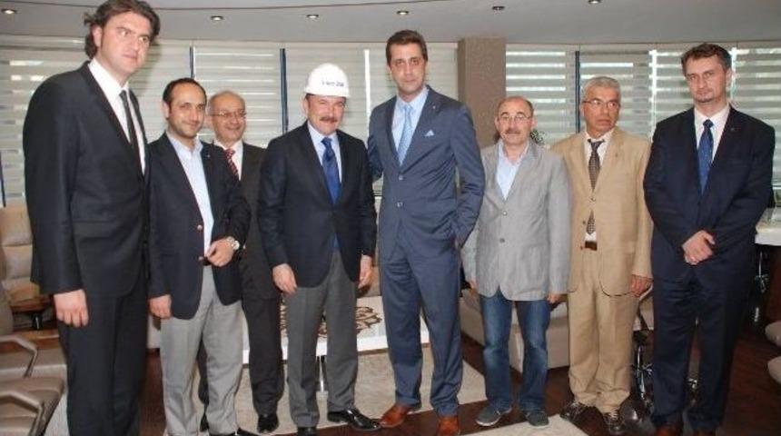 İnşaat M&uuml;hendisleri Odasından Başkan Doğan&rsquo;a Hediye Baret