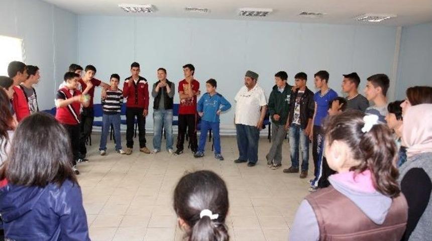 Hem Eğleniyor, Hem Meslek &Ouml;ğreniyorlar