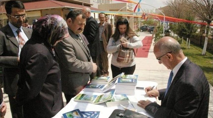 &Ccedil;evreci Şairden ''yeşilin T&uuml;rk&uuml;s&uuml;'' Kitabı