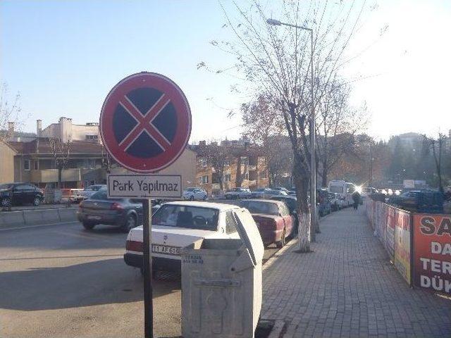 Uyarı Levhasına Rağmen Yasak Parklar S&uuml;r&uuml;yor 1
