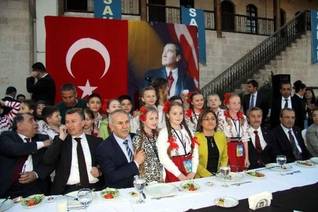 D&uuml;nya &Ccedil;ocukları Sahan Restoranda Hayran Kaldı