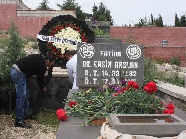 Dr. Ersin Arslan Kabri Başında Anıldı