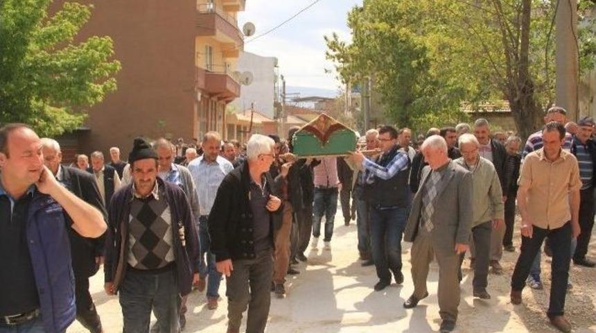 Akrabasının Cenazesinde Kalbine Yenik D&uuml;şt&uuml;