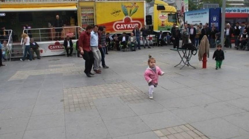 &Ccedil;ay Tanıtımında M&uuml;ziğe Dayanamayıp Horon Teptiler