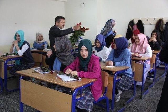 Rabia Hatun Kız Anadolu İmam Hatip Lisesi Öğrencilerine Gül Ve Kitap Dağıtımı