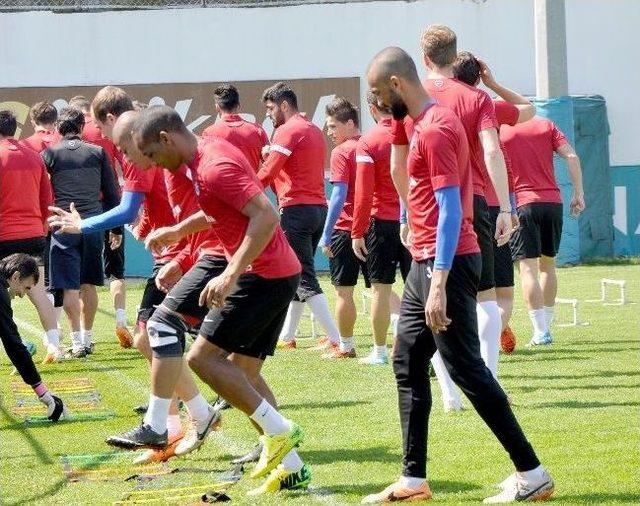 Malouda Takımla Birlikte Antrenmana Çıktı 2