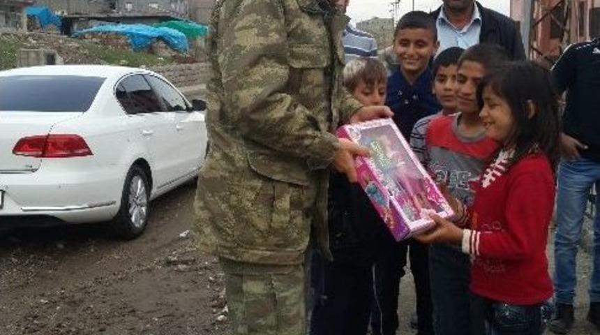 Askerlerden Evi Su Basan Kapıcıya Yardım