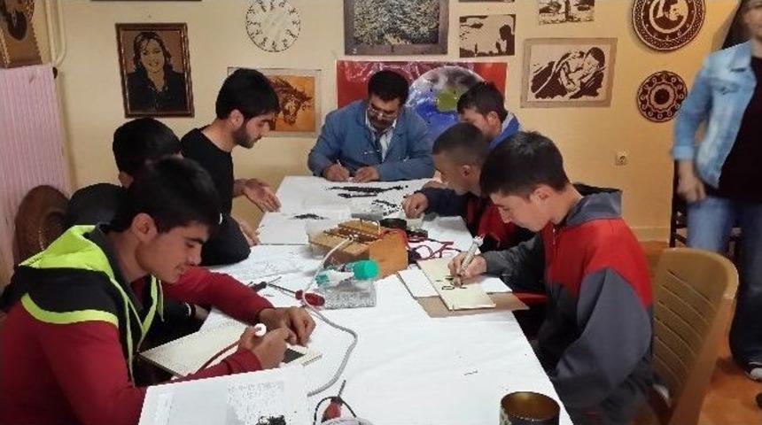 Doğadan Toplanan Taşlar Sanata D&ouml;n&uuml;ş&uuml;yor