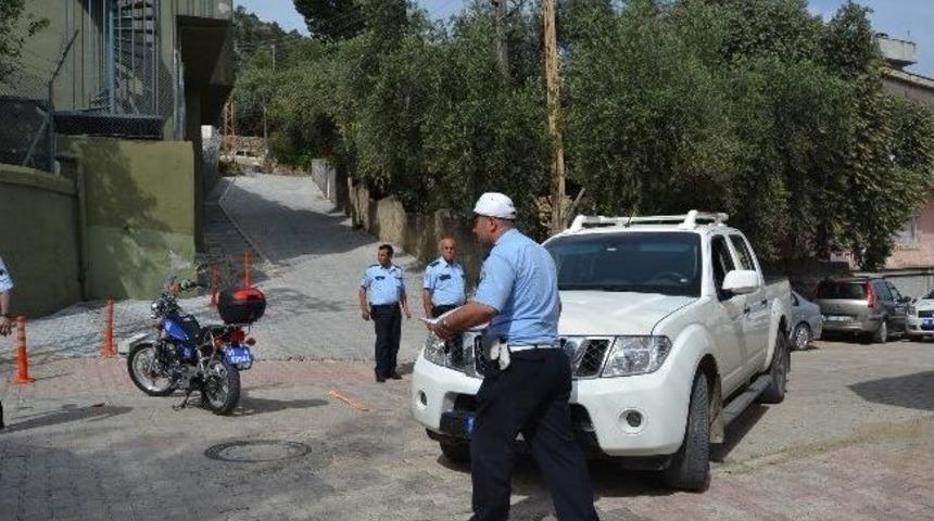 Kamyonet İle Polis Motosikleti &Ccedil;arpıştı: 2 Polis Yaralı