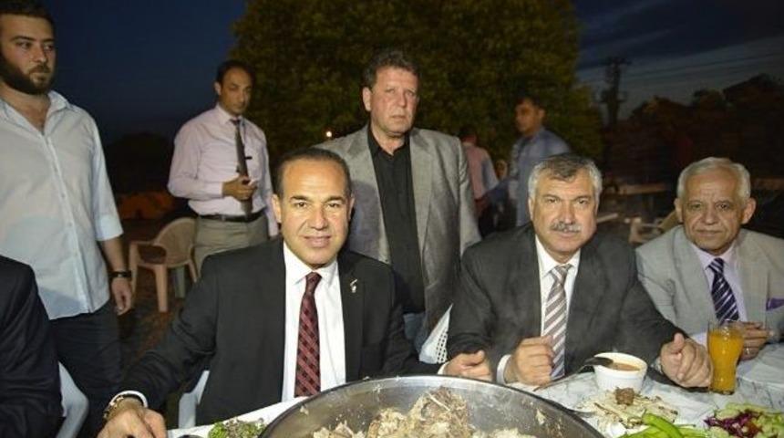 S&ouml;zl&uuml; Hadırlı&rsquo;da Yemeğe Katıldı