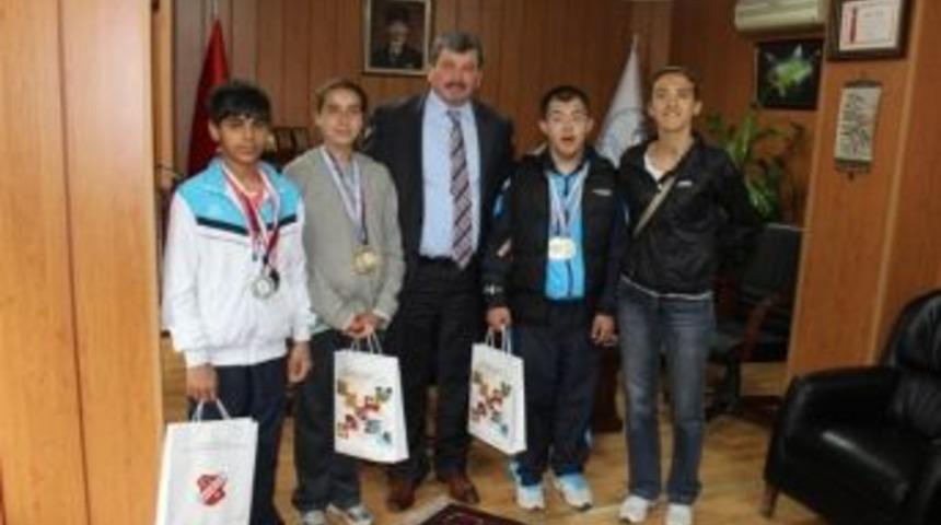 Burhaniyeli &Ouml;zel Sporculara M&uuml;d&uuml;r Teşekk&uuml;r&uuml;