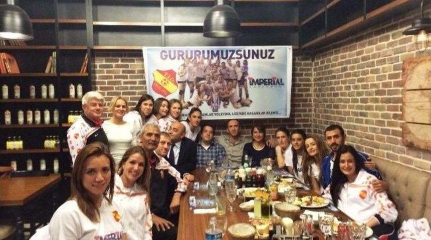&Ouml;zel İmperial Hastanesinden Şampiyon Voleybolculara Yemek