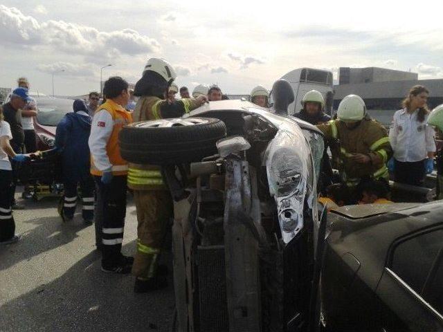 İzmir’de Altı Aracın Karıştığı Kazada Üç Yaralı Var