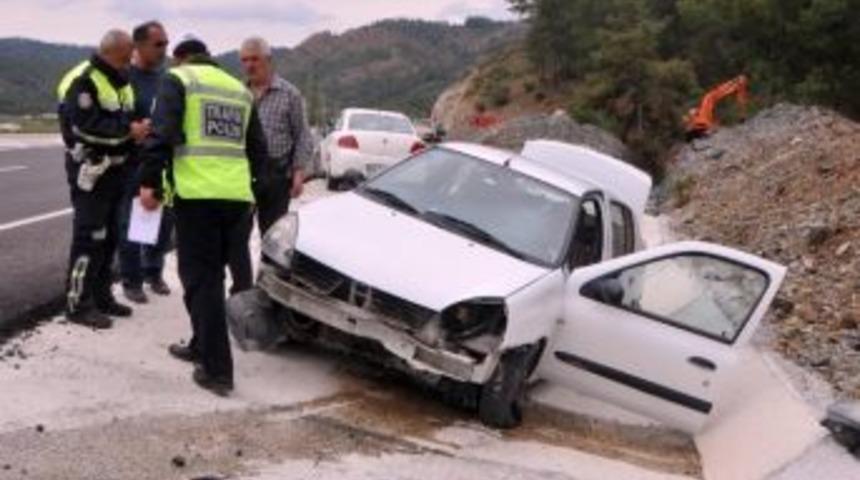 Lastiği Patlayan Ara&ccedil; Yoldan &Ccedil;ıktı
