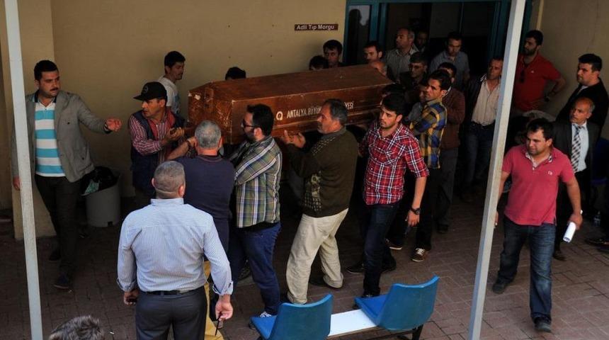 Antalya'da Otomobil Ile Tırın &Ccedil;arpışması