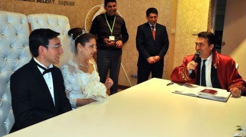 Bulgaristanlı Damat İle İranlı Gelinin Nikahını Başkan D&uuml;ndar Kıydı