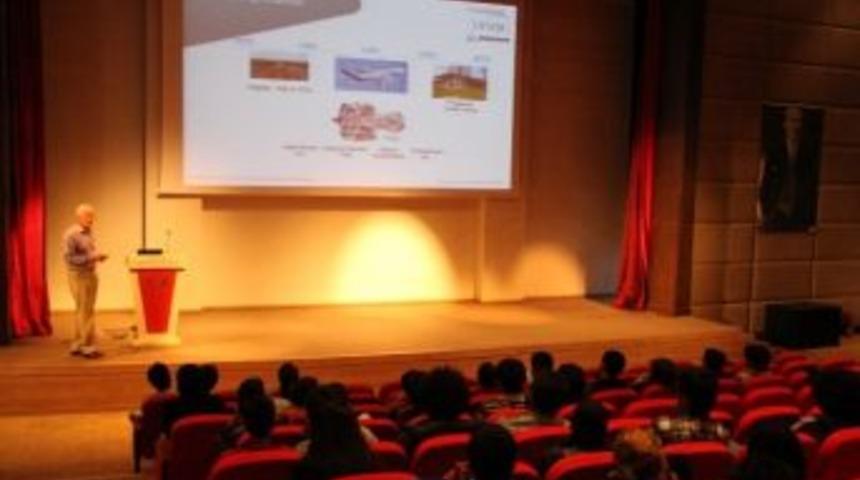 &Ouml;ğrencilere M&uuml;hendisliğin D&uuml;nyanın Değişimindeki Rol&uuml;n&uuml; Anlattı