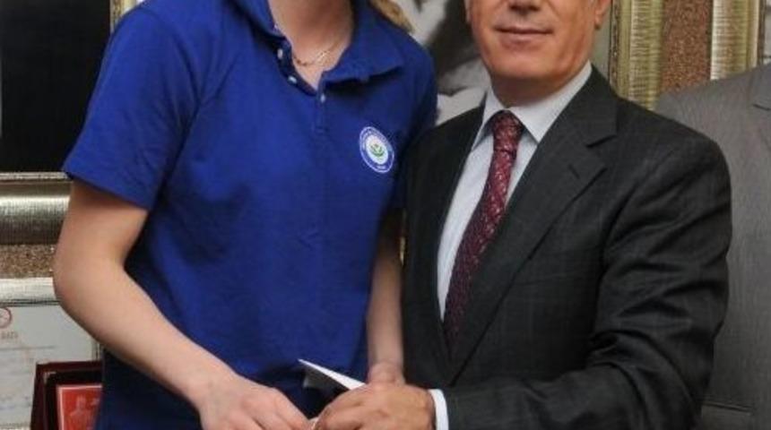 Nil&uuml;fer&rsquo;in &Ccedil;i&ccedil;ekleri Kupayı Başkan Bozbey&rsquo;e Getirdi