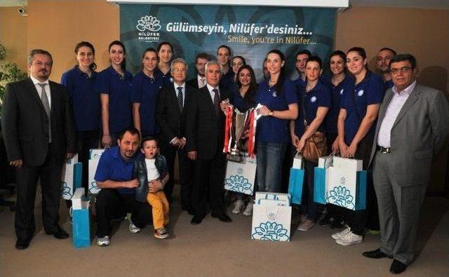 Nil&uuml;fer&rsquo;in &Ccedil;i&ccedil;ekleri Kupayı Başkan Bozbey&rsquo;e Getirdi 1