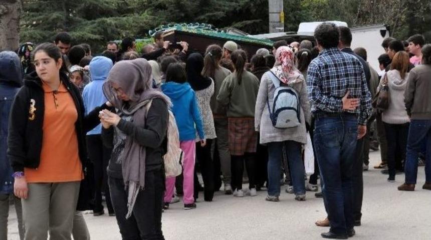 Sulama Kanalına Atlayan Gen&ccedil; Kızın Cenazesi Toprağa Verildi