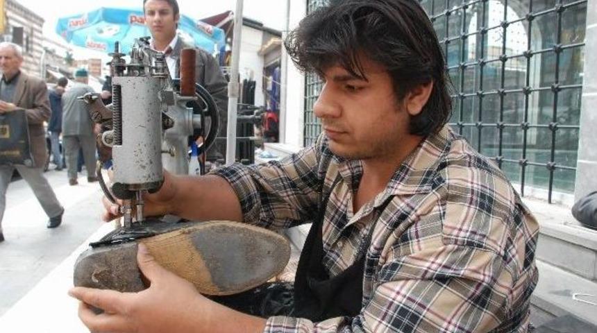 &Uuml;niversite Mezunu Gen&ccedil;, Ayakkabı Boyacılığı Yapıyor