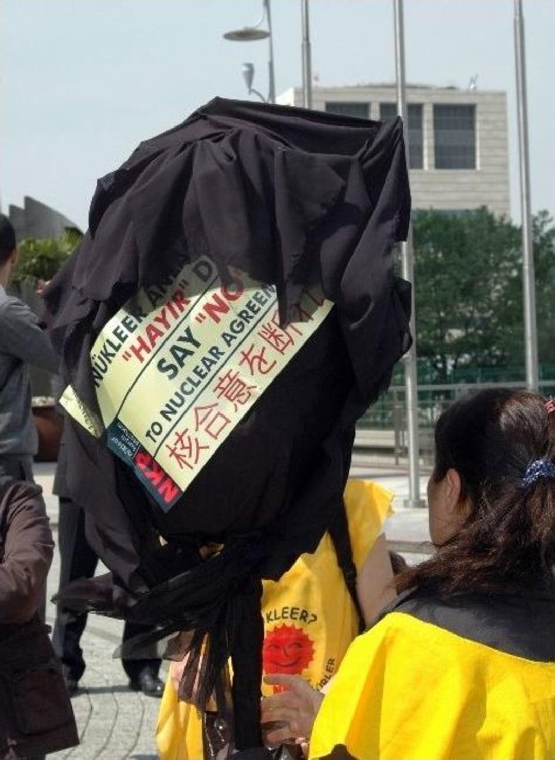 N&uuml;kleer Karşıtları, Japonya Konsolosluğu&rsquo;na Siyah &Ccedil;elenk Bıraktı