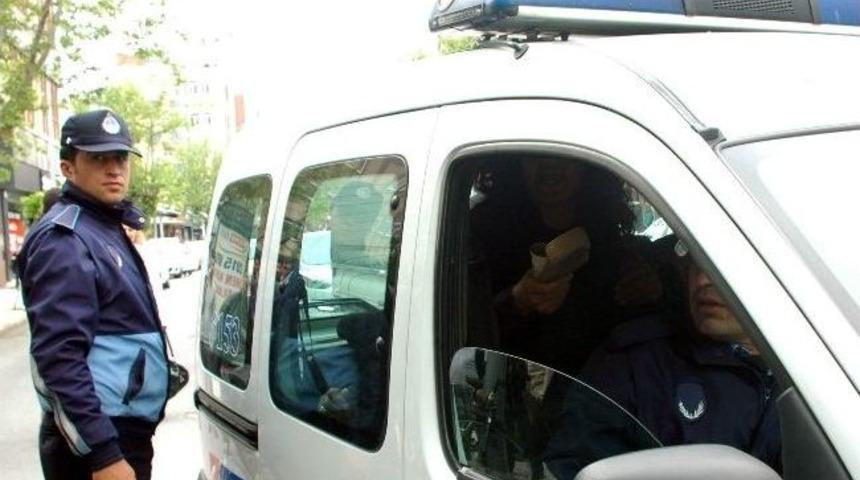 Vatandaşlar İzledi, Onlar Terlik Atıp T&uuml;k&uuml;rd&uuml;