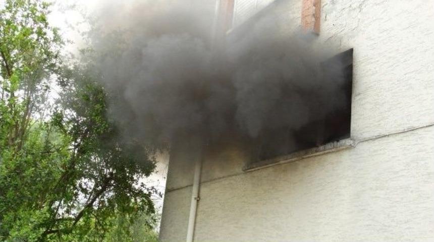 D&ouml;rtyol&rsquo;da Depo Yangını Paniğe Neden Oldu