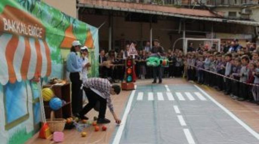 G&ouml;rme Ve İşitme Engelli &Ouml;ğrencilerden İşiten Ve G&ouml;ren &Ouml;ğrencilere Trafik Dersi