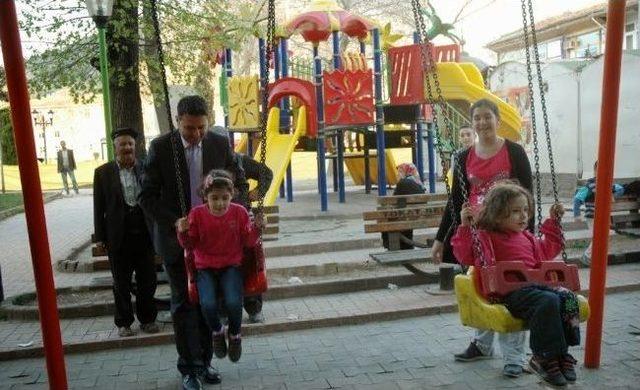 Başkan Eroğlu, Vatandaşla G&ouml;n&uuml;l K&ouml;pr&uuml;s&uuml; Kurdu 1