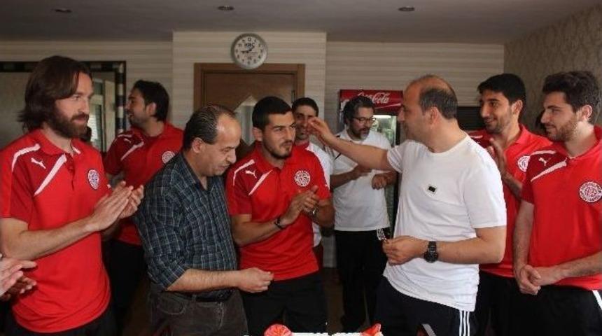 Antalyaspor&rsquo;da Emrah&rsquo;a Doğum G&uuml;n&uuml; Kutlaması