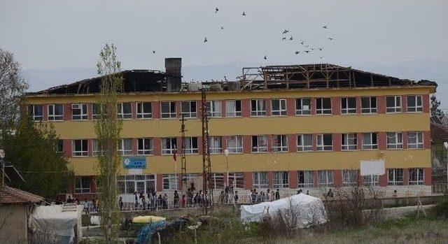 &Ccedil;atısı U&ccedil;an Okulda Eğitim Devam Ediyor 1