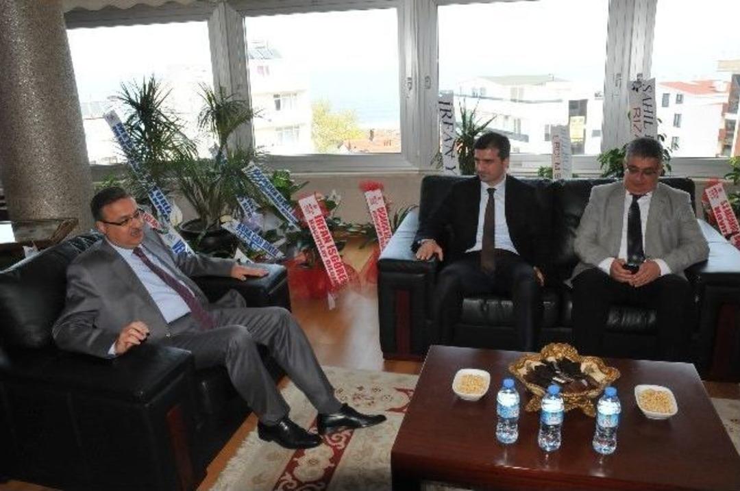 Vali Su Ve Beraberindeki Heyet Ak&ccedil;akoca Belediye Başkanı C&uuml;neyt Yemenici&rsquo;yi Makamında Ziyaret Etti