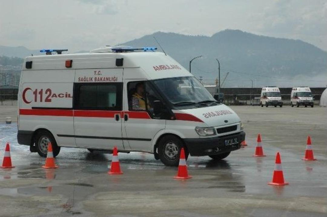 Ambulans Şof&ouml;rleri Kaygan Pistte Sınavdan Ge&ccedil;ti