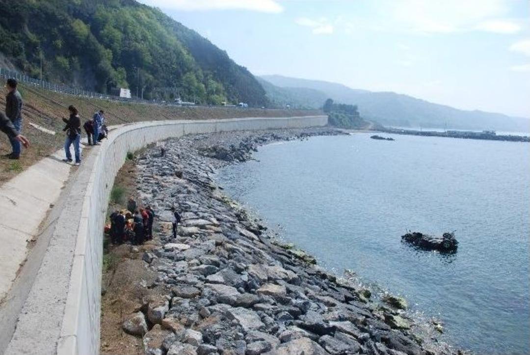 Yoldan &Ccedil;ıkan Ara&ccedil; 300 Metreden Denize U&ccedil;tu