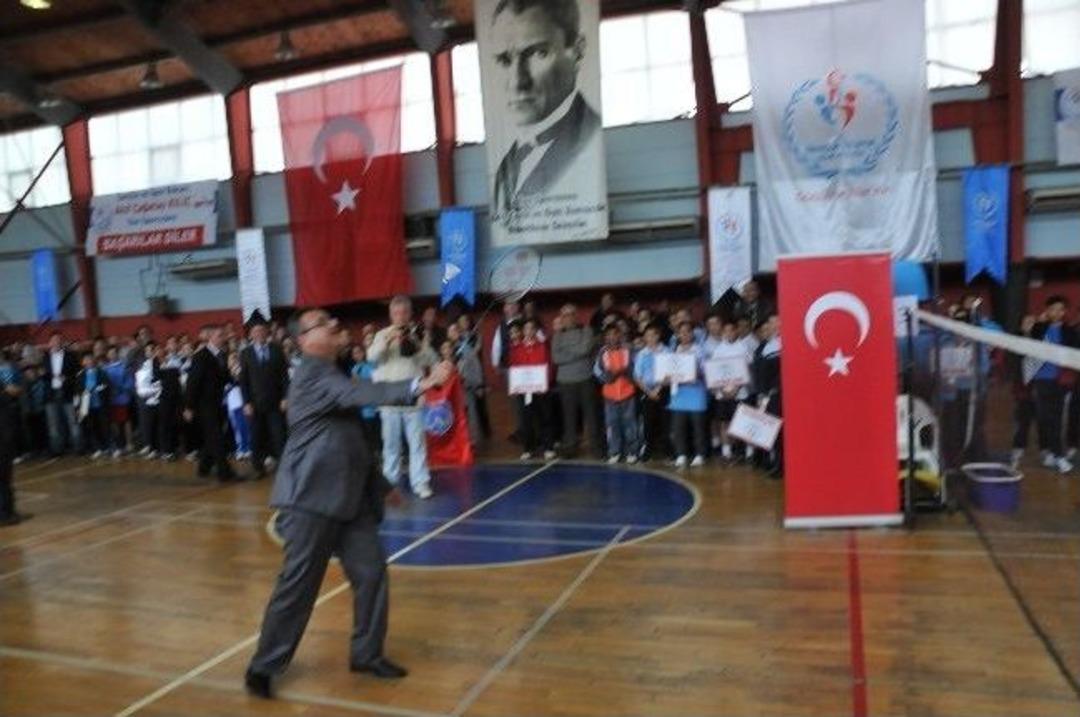 Ak&ccedil;akoca'da Badminton T&uuml;rkiye Şampiyonası Başladı