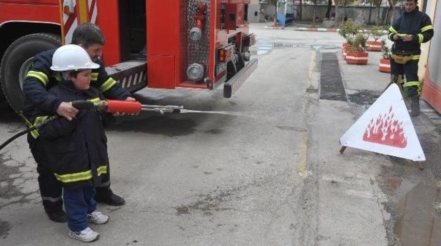 Minik İtfaiyeciler İş Başında