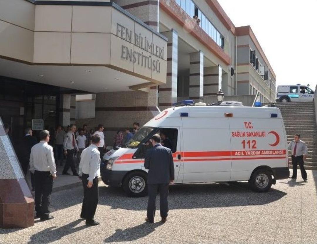 &Uuml;niversiteye Satır Ve Silahla Giren &Ouml;ğrenci Dehşet Sa&ccedil;tı