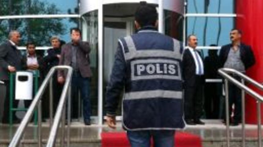 Polisten Hamile Hırsızlara Su&ccedil;&uuml;st&uuml;